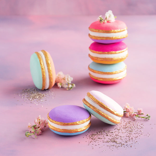 Salon de thé Minetteti Macaron ブラウス Half & Half Macaron Display, Small - Glitterville Studios, LLC